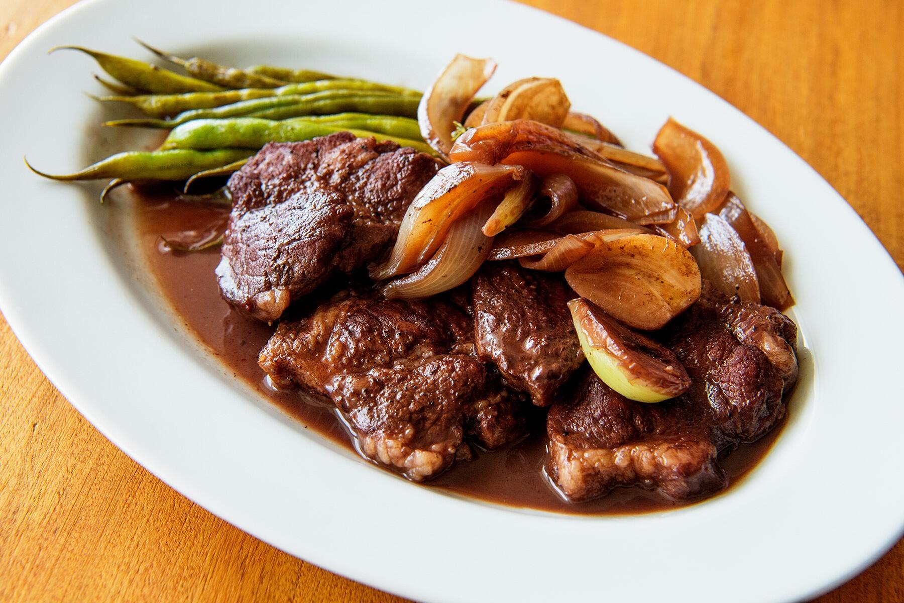 厚切り肉の食べごたえが魅力の“豚肉といんげんのバルサミコ酢煮”