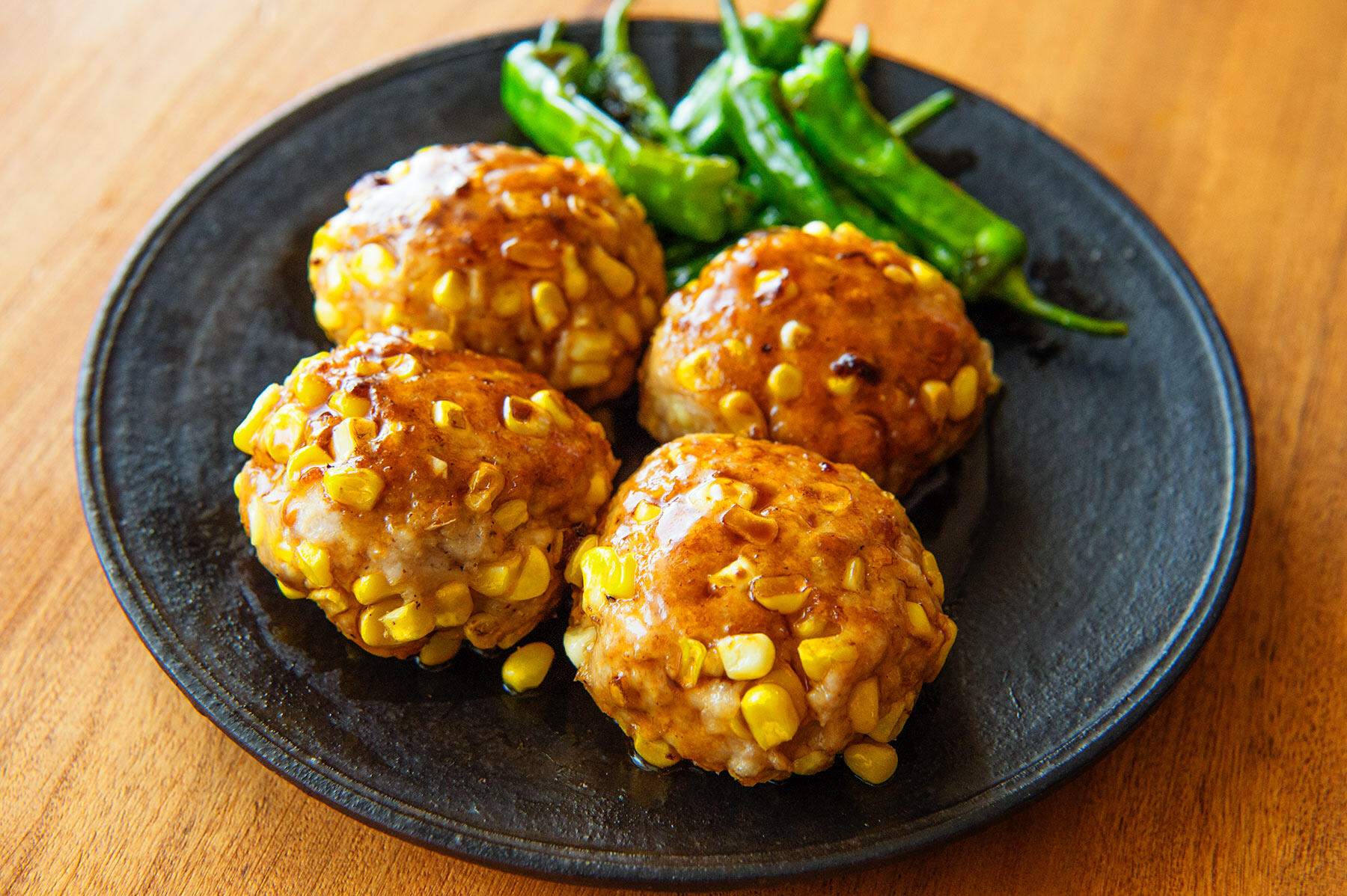 バター醤油の風味がたまらない“とうもろこしつくね”