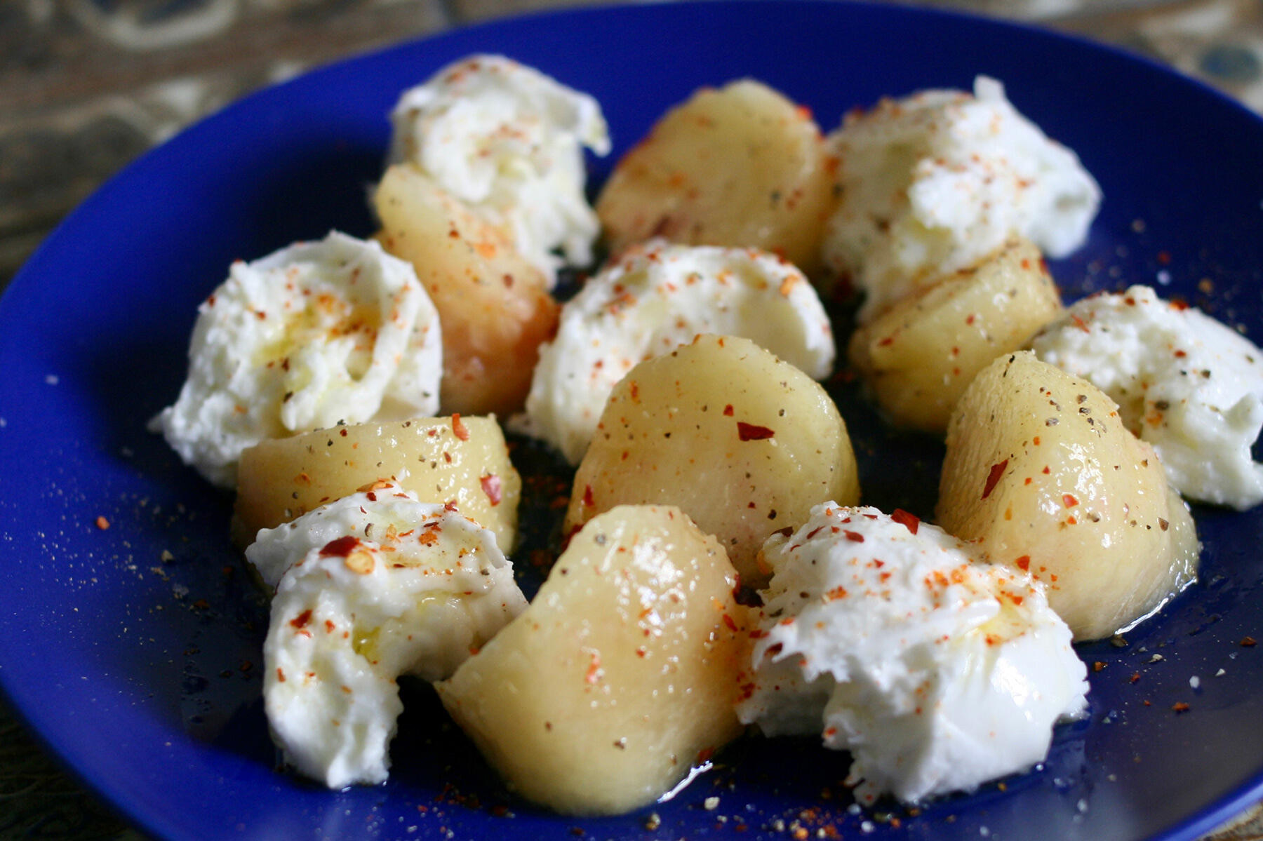 シャンパンと合わせたい、辻 仁成さんの“桃とモッツァレラチーズのサラダ”