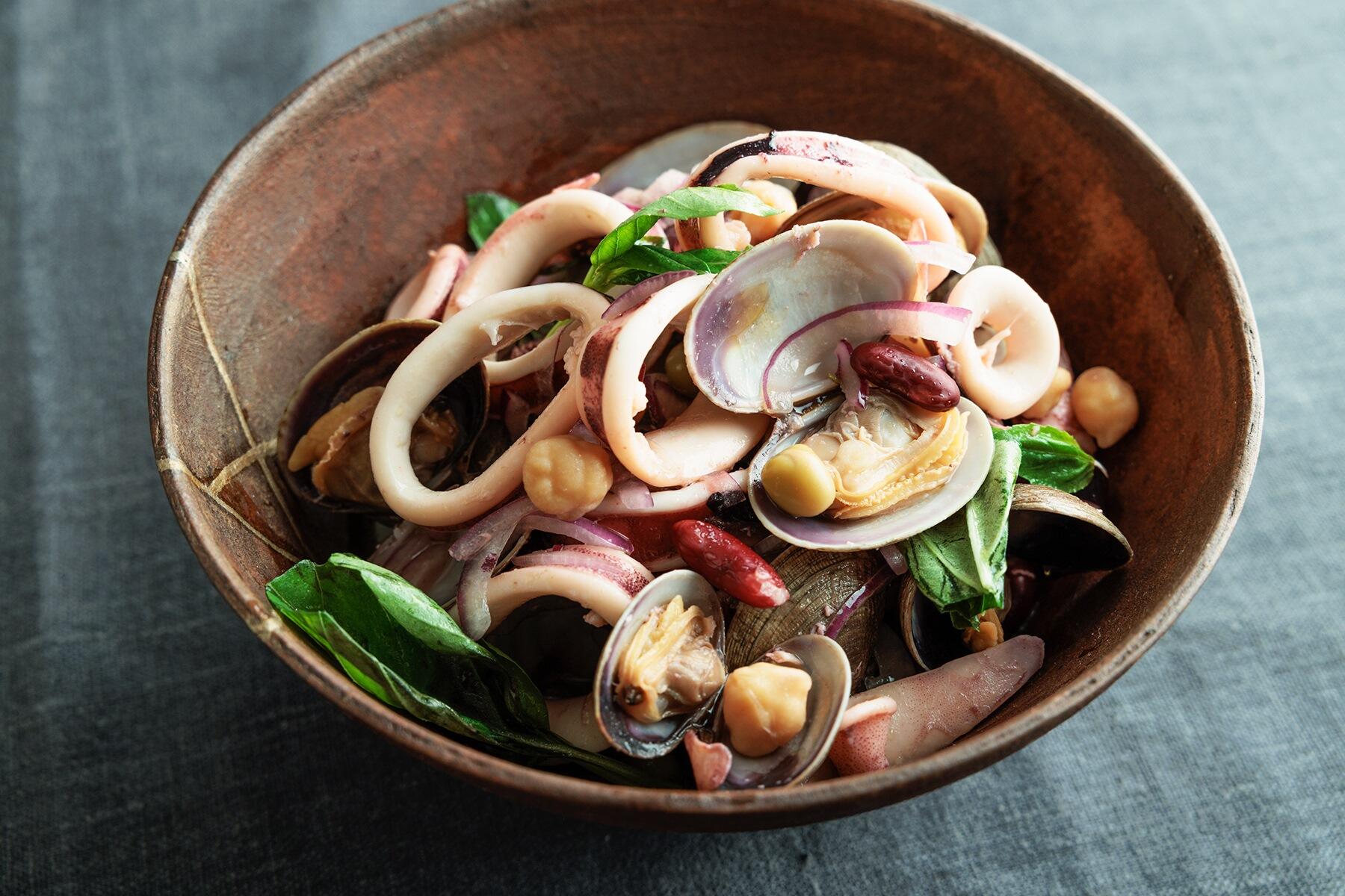 魚介の旨味とバジルの香りが冴える“いかとミックスビーンズの蒸しサラダ”