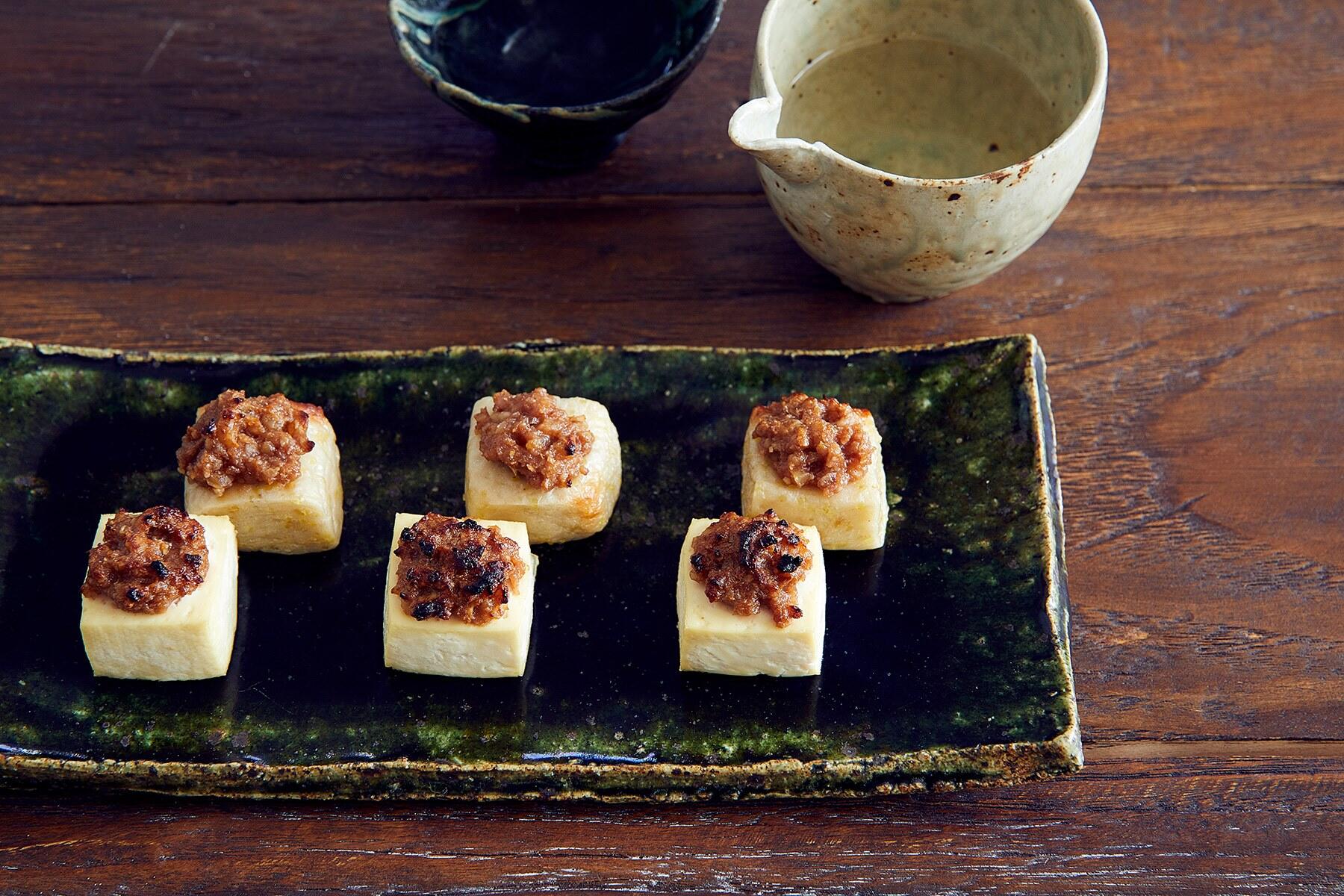 くるみとカレー粉の香ばしさがたまらない“生麩と豆腐のくるみ酢味噌焼き”