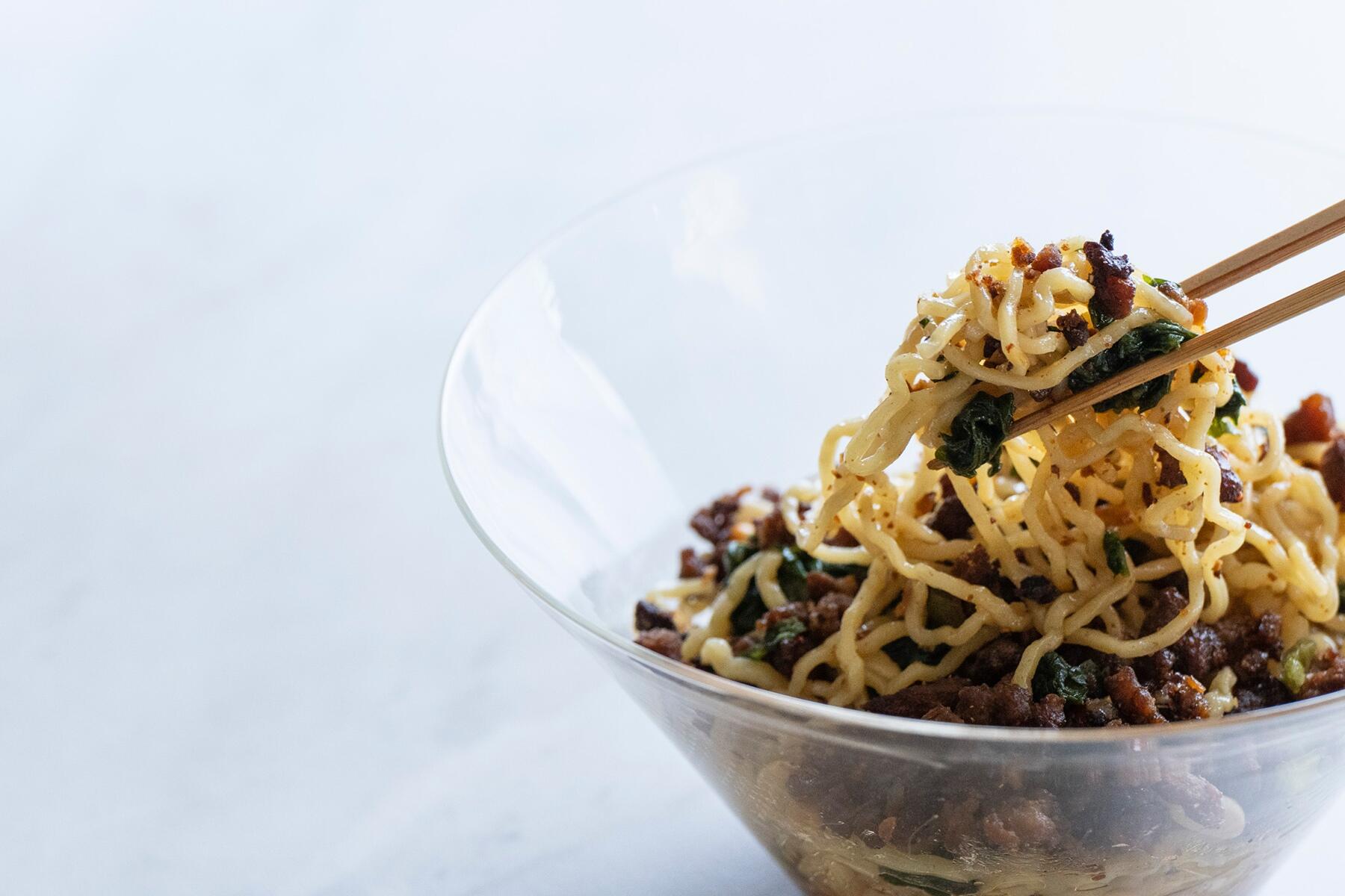 スパイシーでコク深い“汁なし担々麺”