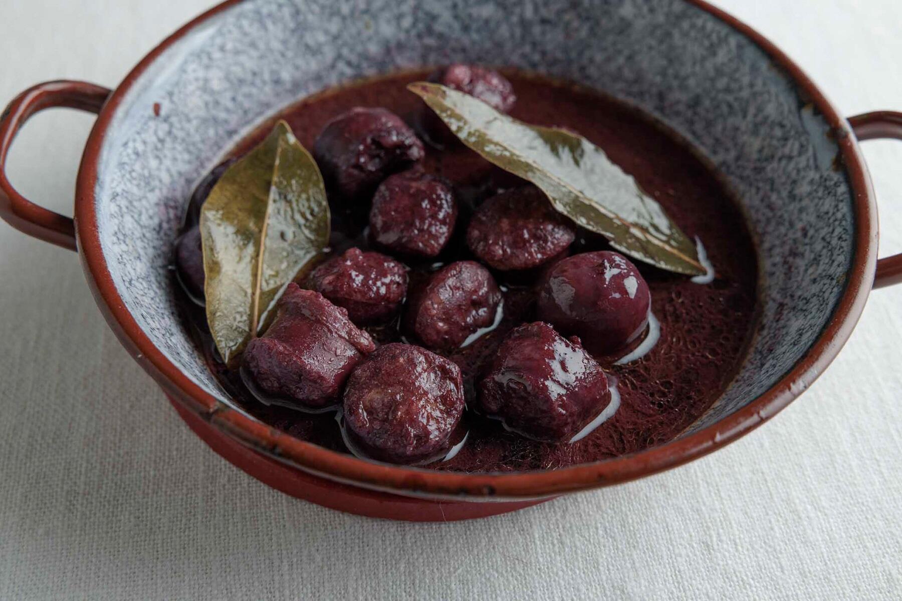 ワインがひたすら進む“チョリソーの赤ワイン煮”