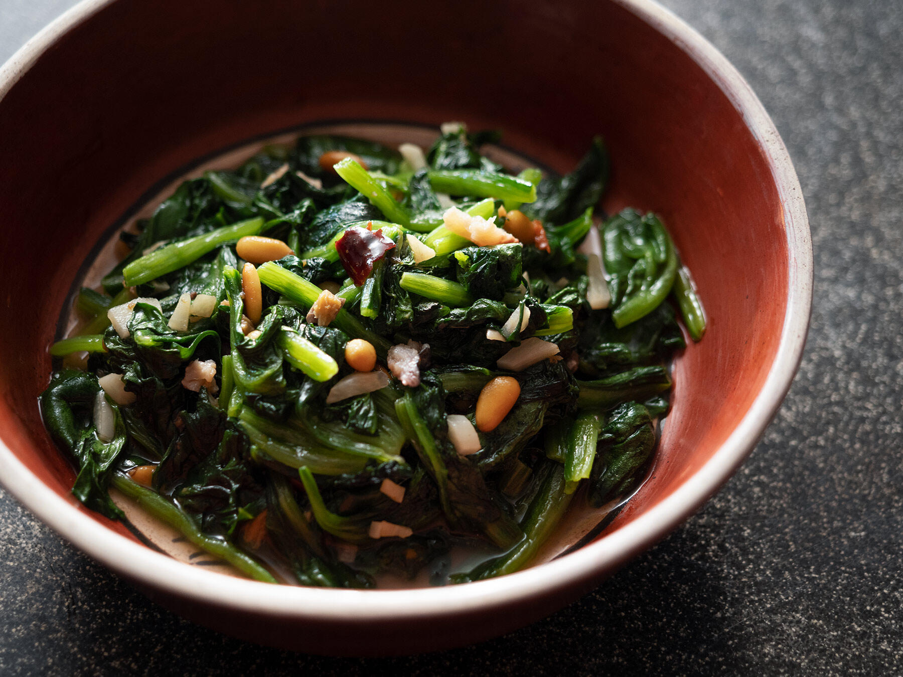 アンチョビが野菜を引き立てる“ほうれん草のソテー”