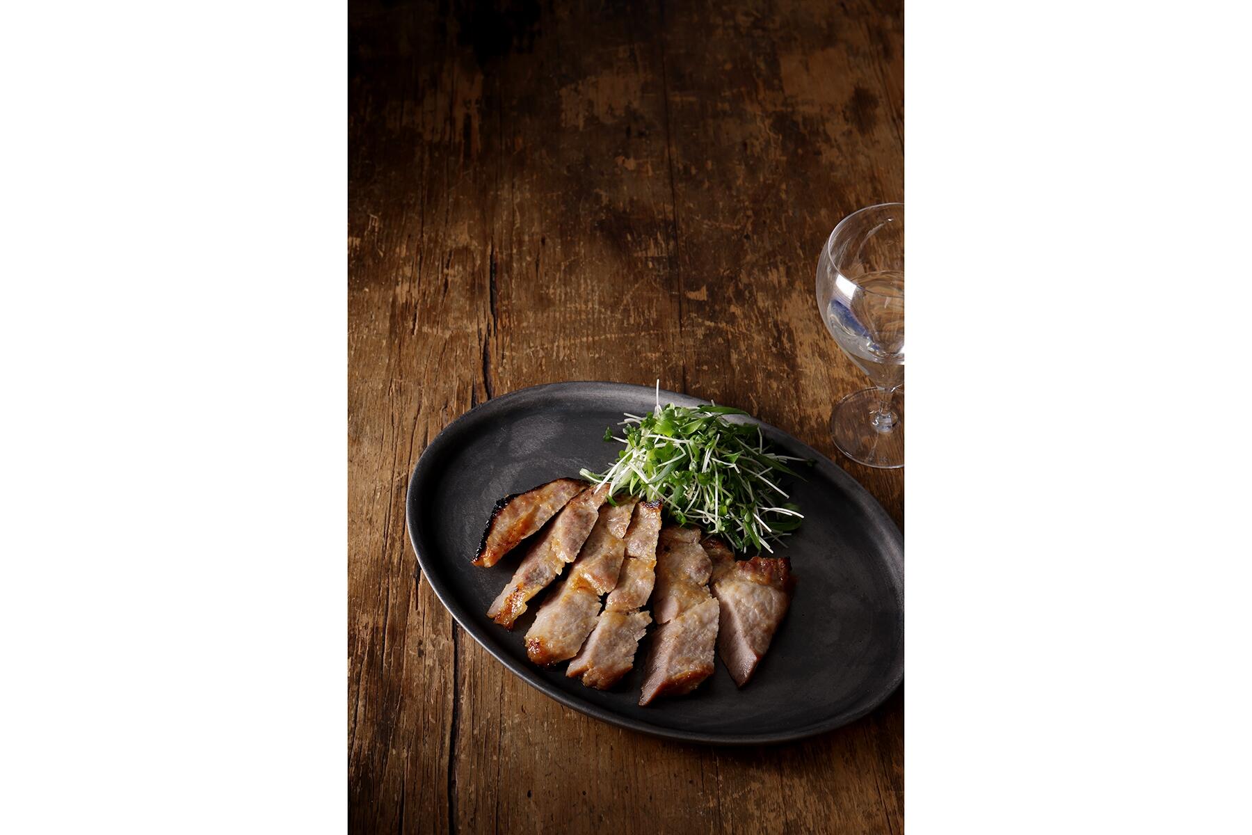 香ばしさが日本酒を誘う“豚肉の味噌粕焼き”