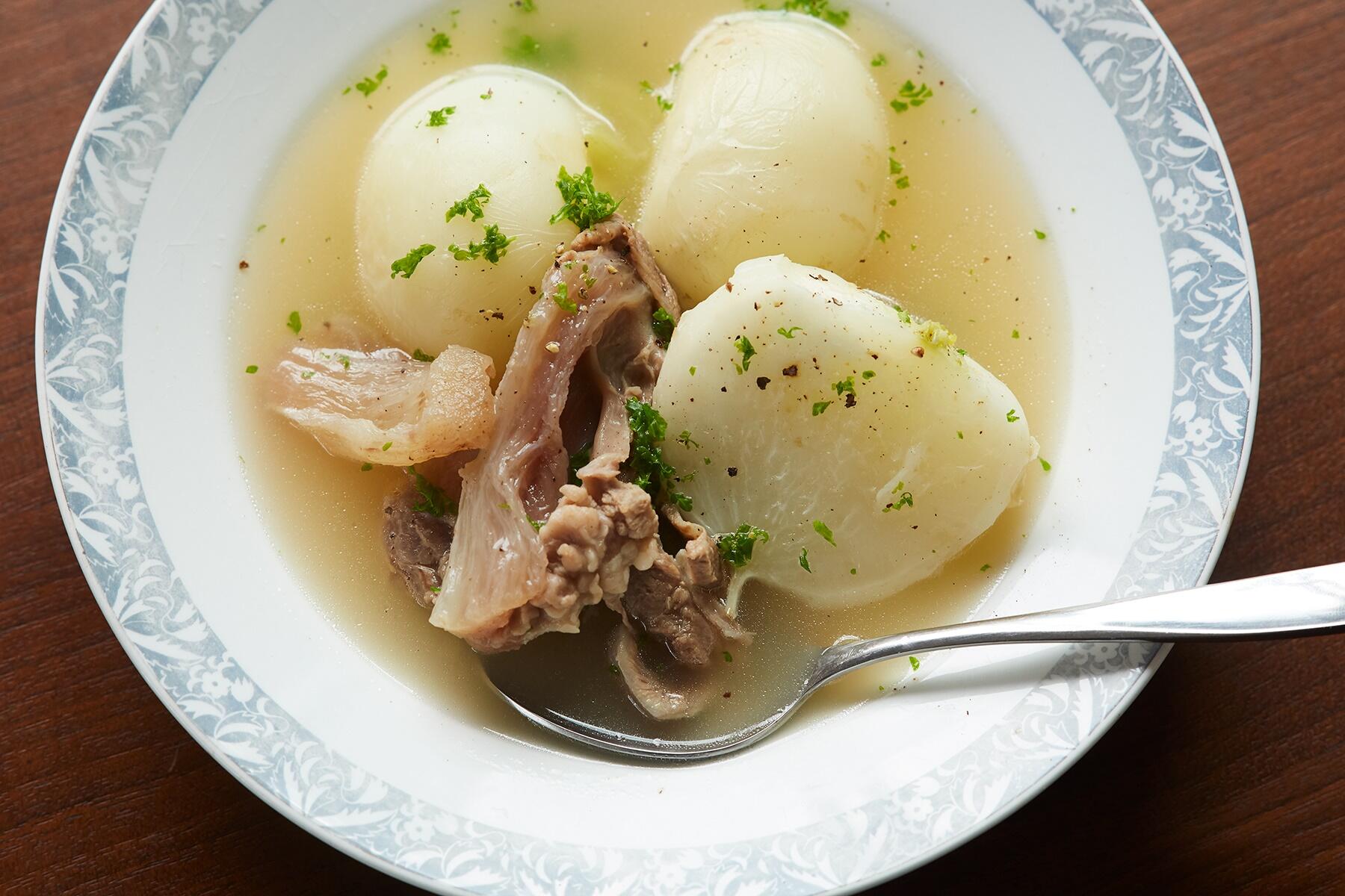 洗練されたスープが旨い“牛すじとかぶのシチュー”