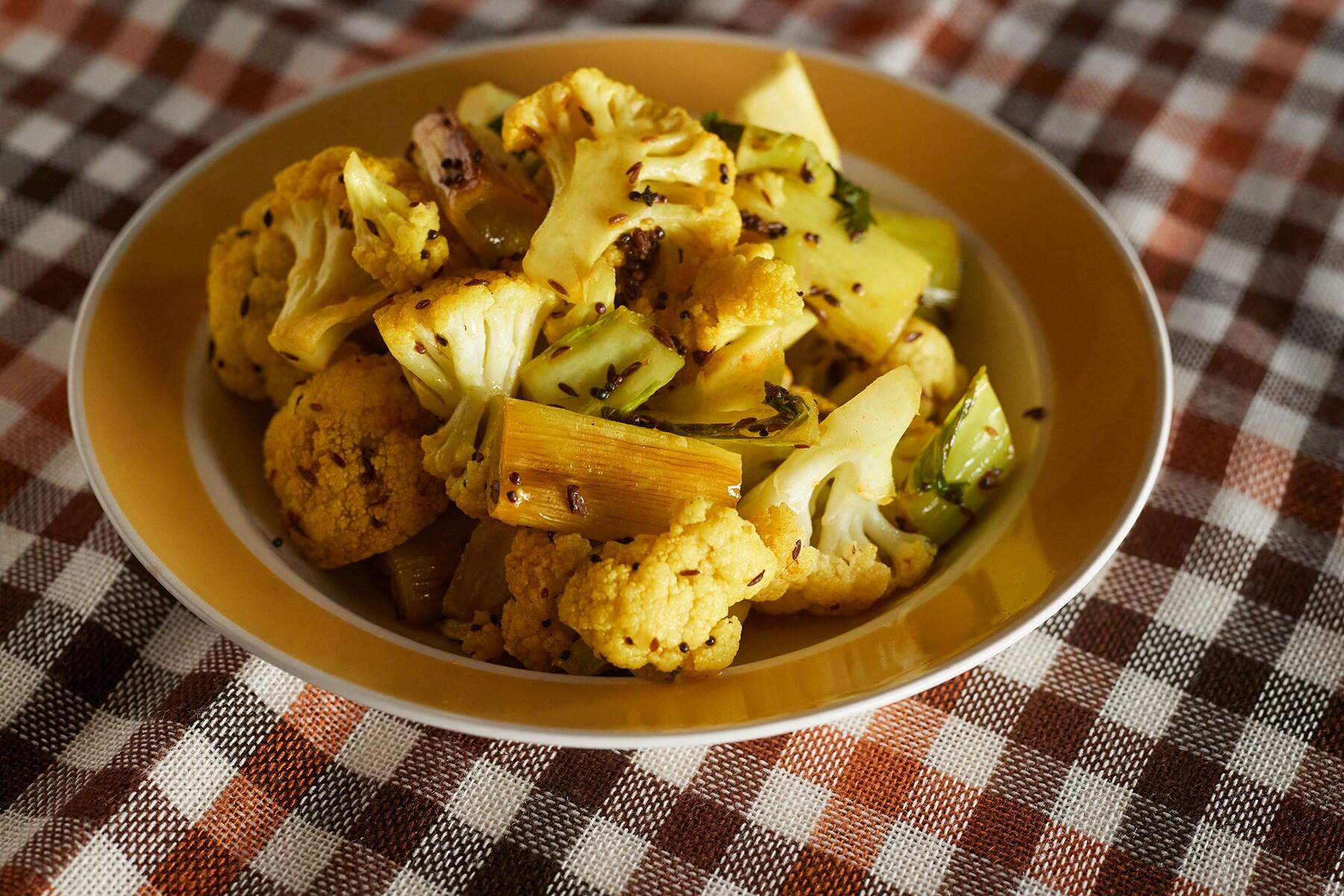 クミンが効いた野菜の旨味を楽しむ“カリフラワーと長ねぎのサブジ”