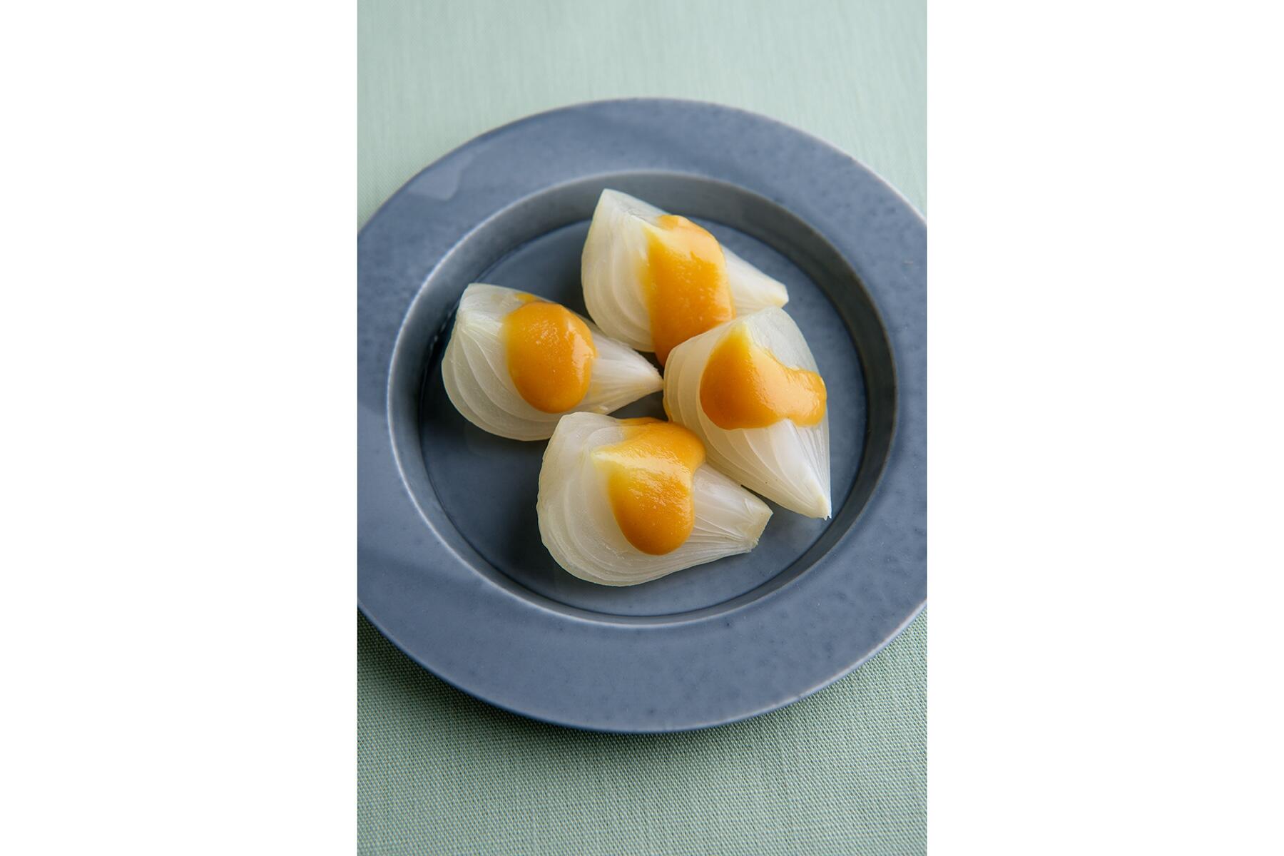 ひと手間で美味しい“ゆで玉ねぎの辛子酢味噌がけ”