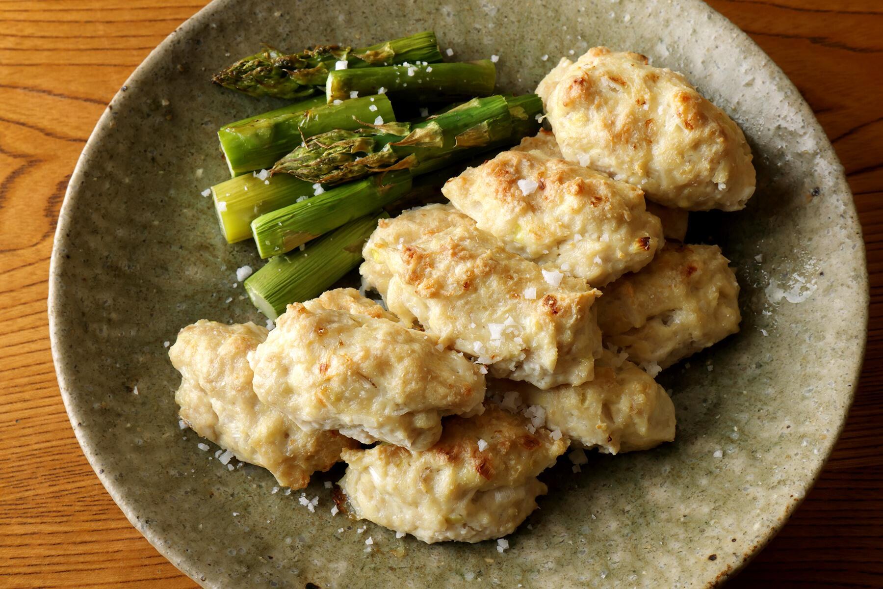 外はこんがり、中はしっとりと仕上がる“豆腐と鶏挽き肉のつくね焼き”