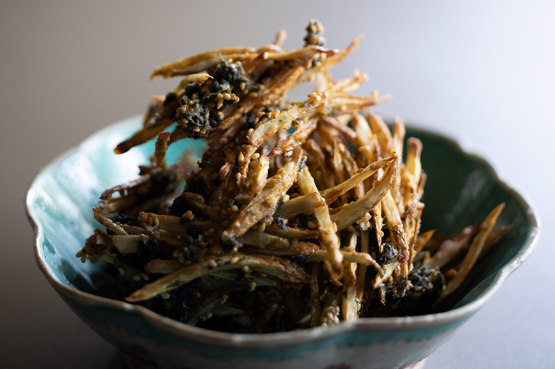 あおさと胡麻の香りが食欲をそそる“ごぼうのあおさ揚げ”