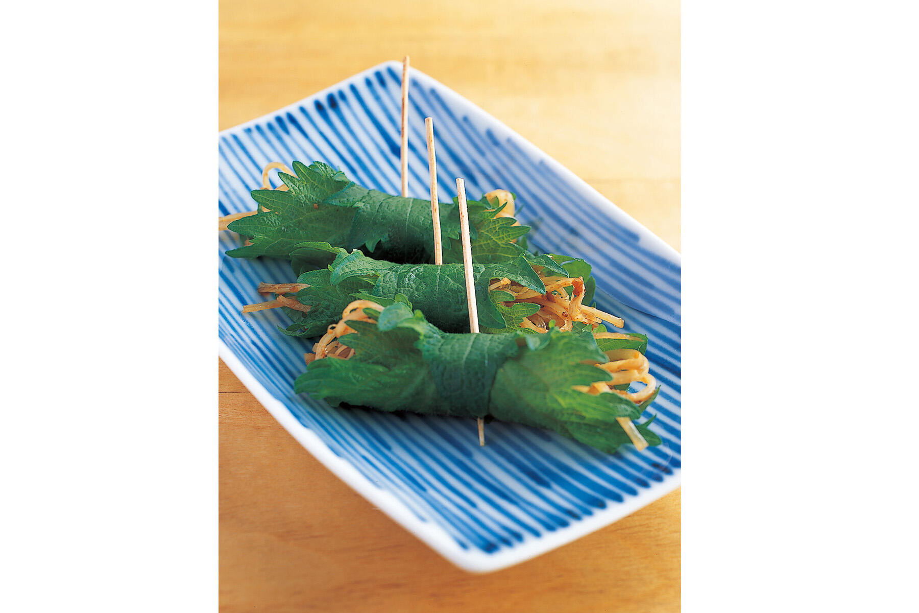 焼酎のロックがよく合う“さきイカ風しそ巻き”