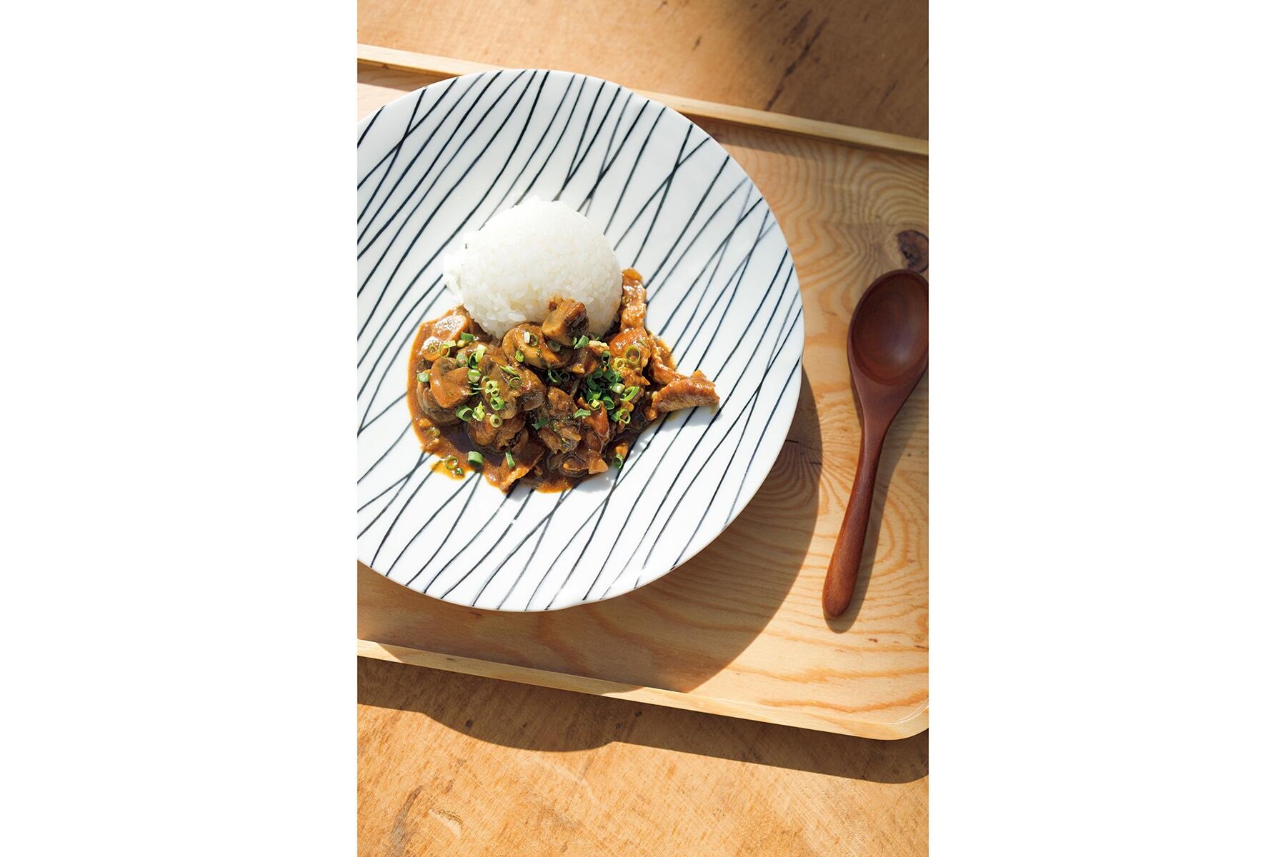 きのこの旨味たっぷりの“豚こまとマッシュルームの炒めカレー”