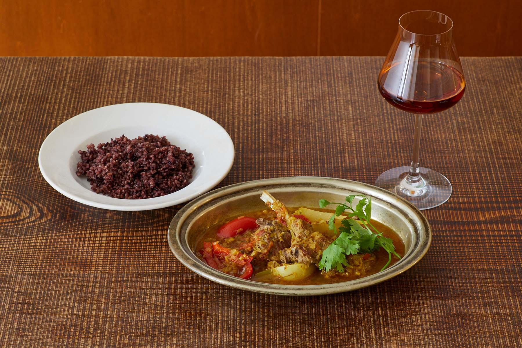 スペイン産ラムとかぶのスパイス煮込み雑穀米添え