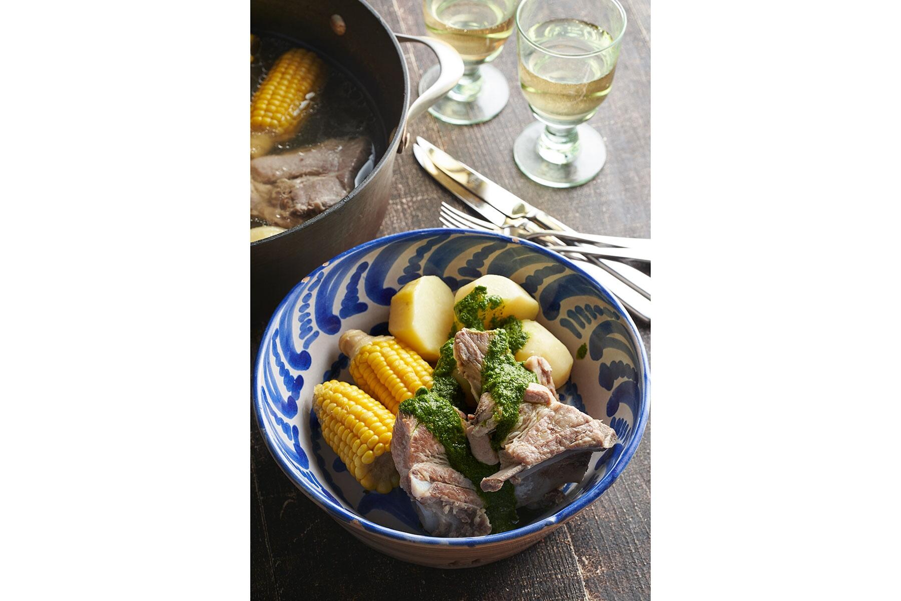 塩豚と辛いソースがたまらない“カナリア風豚スペアリブととうもろこし、じゃがいもの煮込みモホ・ベルデ添え”