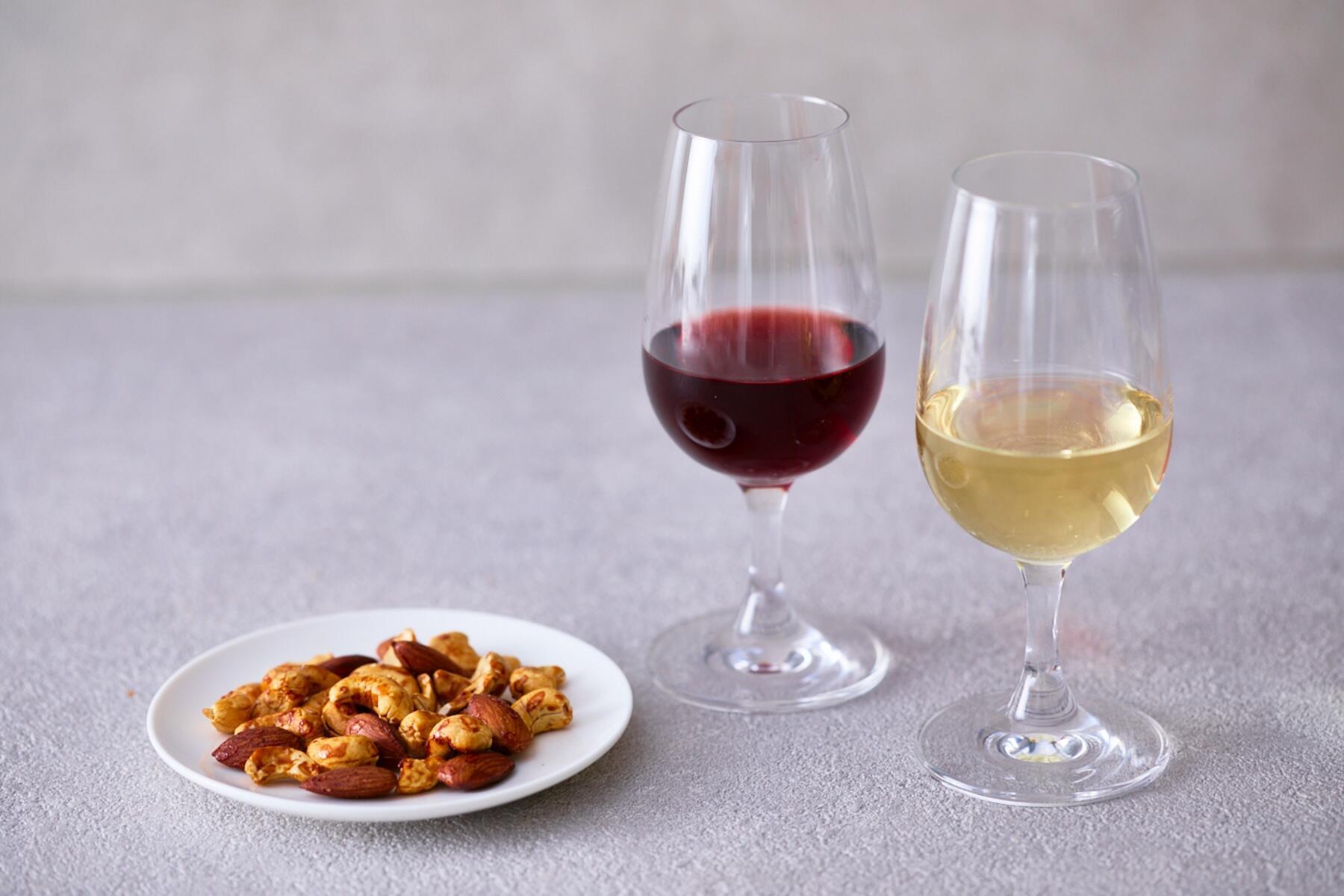 シャンパン・ワイン　グラス600円～　ボトル3,300円～