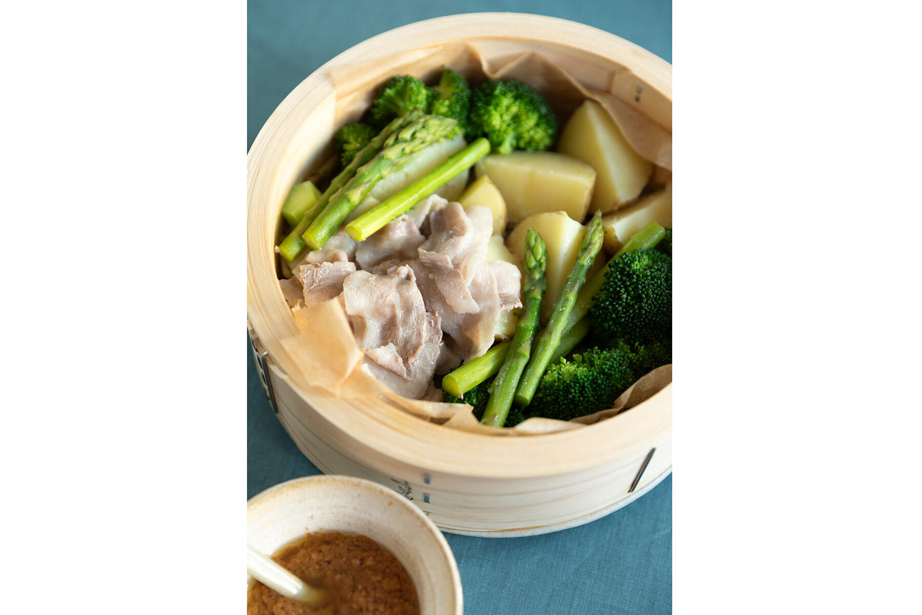 野菜や肉のおいしさがダイレクトに味わえる簡単薬膳“豚肉と野菜のせいろ蒸し 生姜だれ”
