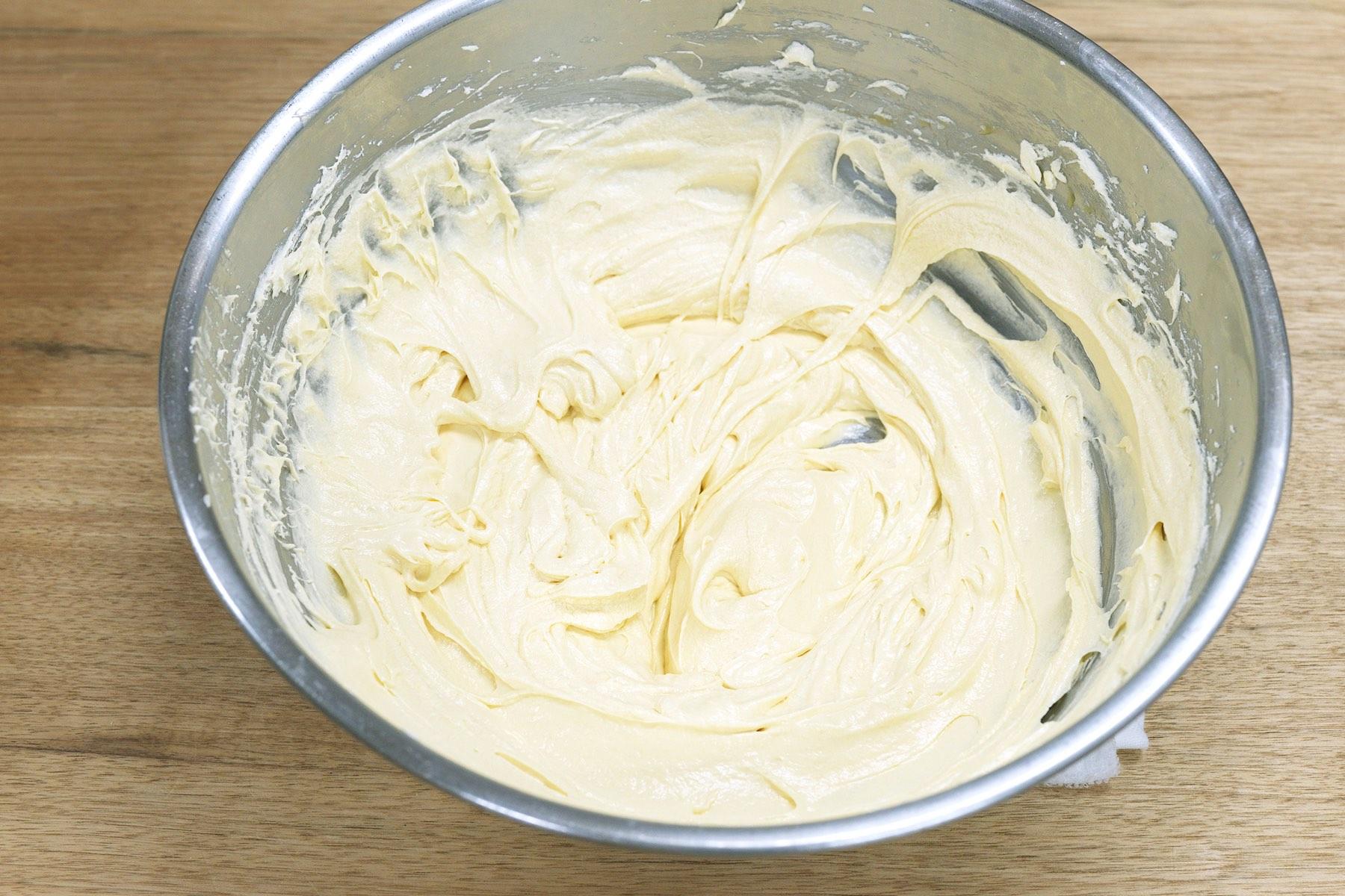 バターと卵液を合わせる