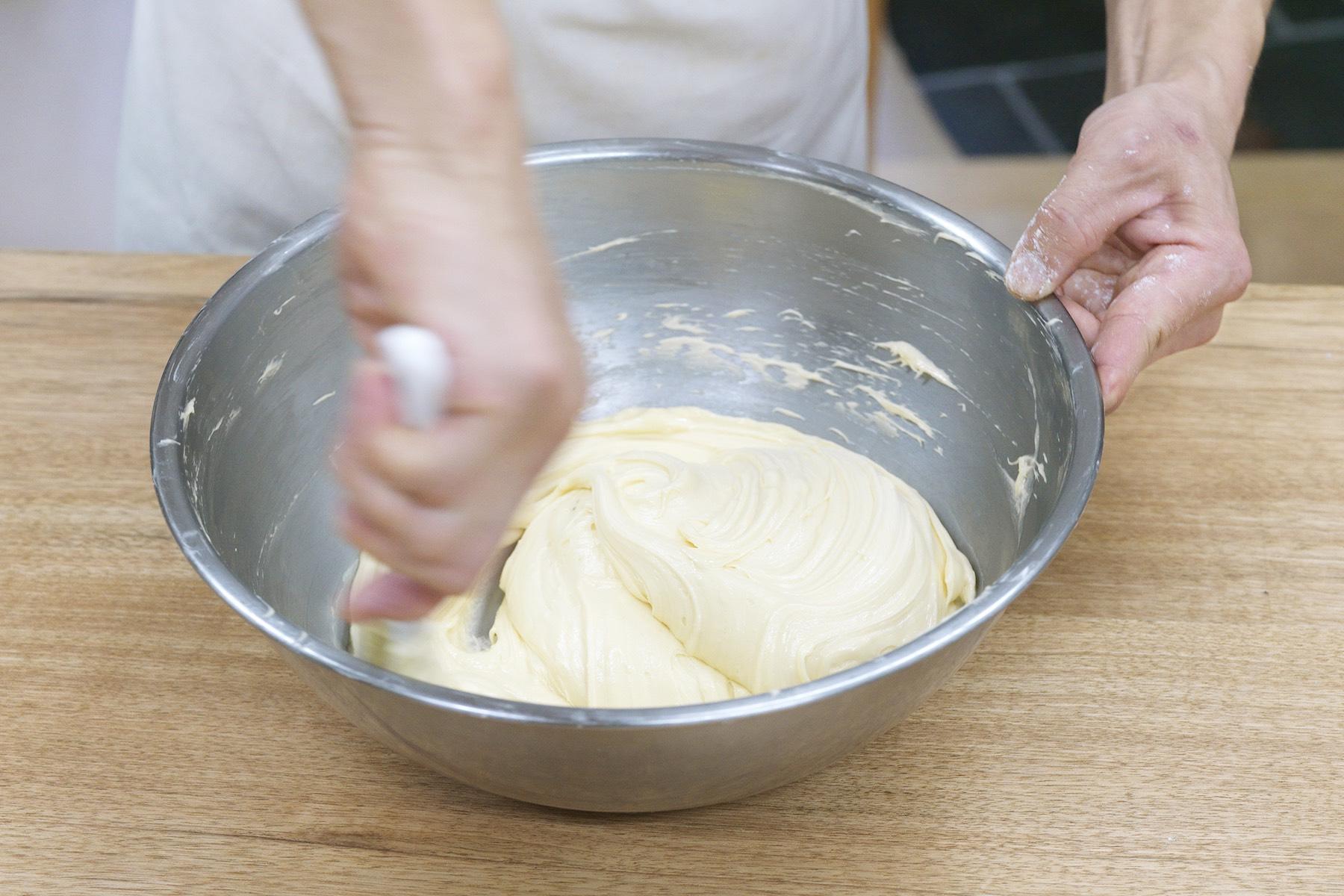 粉と油を加える