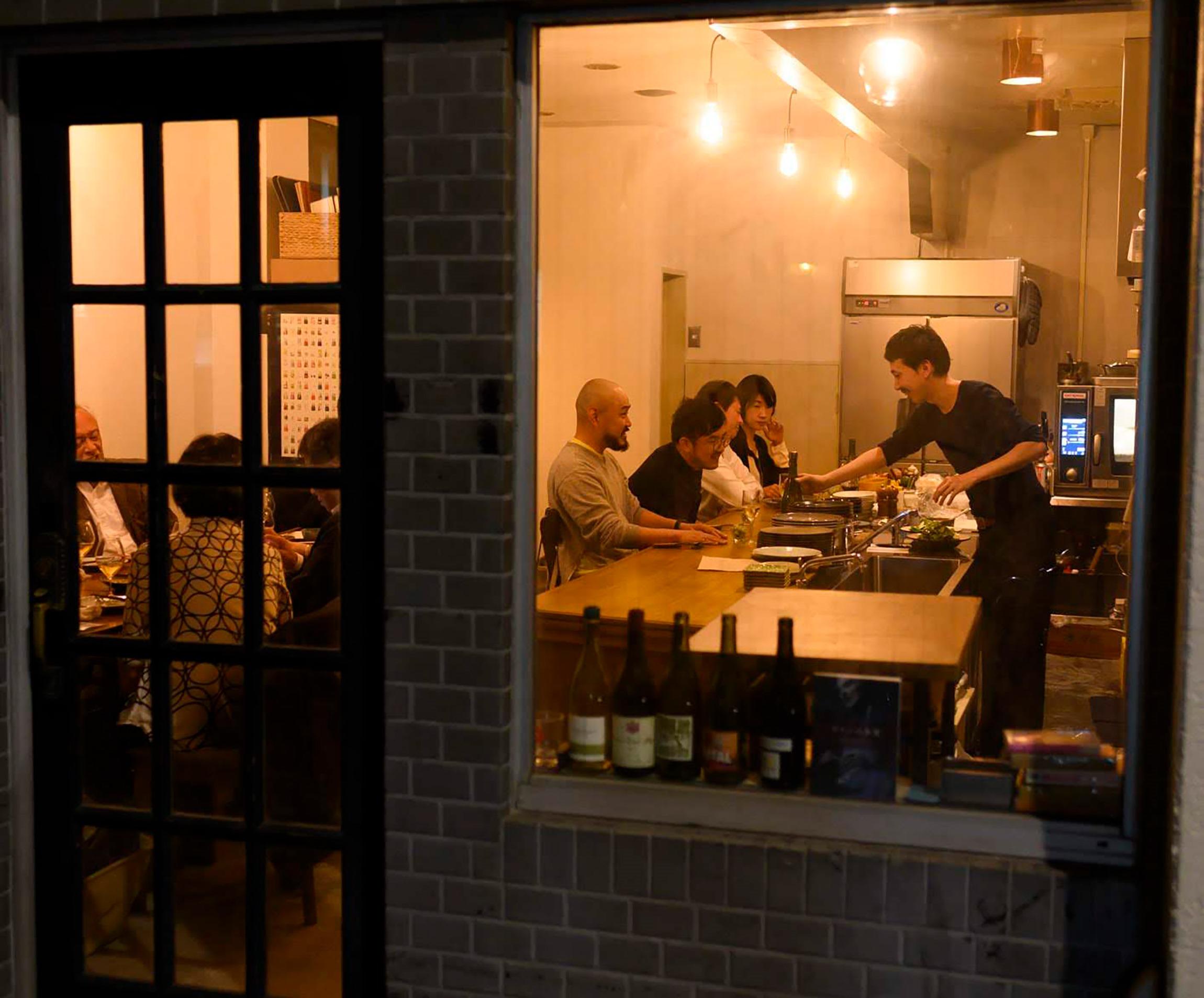 明日、どこに食べに行こう？