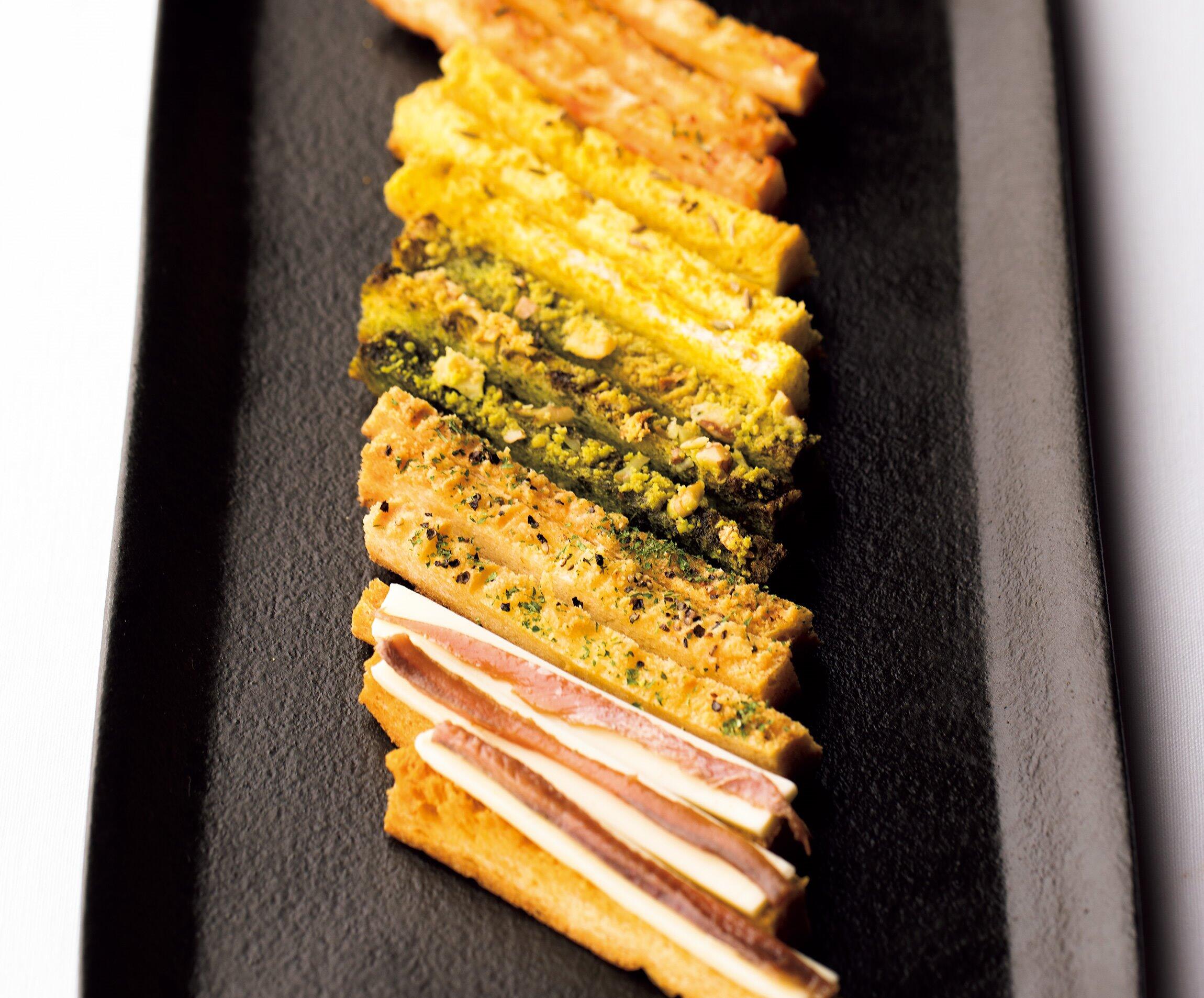 パンの耳でフレンチの前菜とデザートをつくる