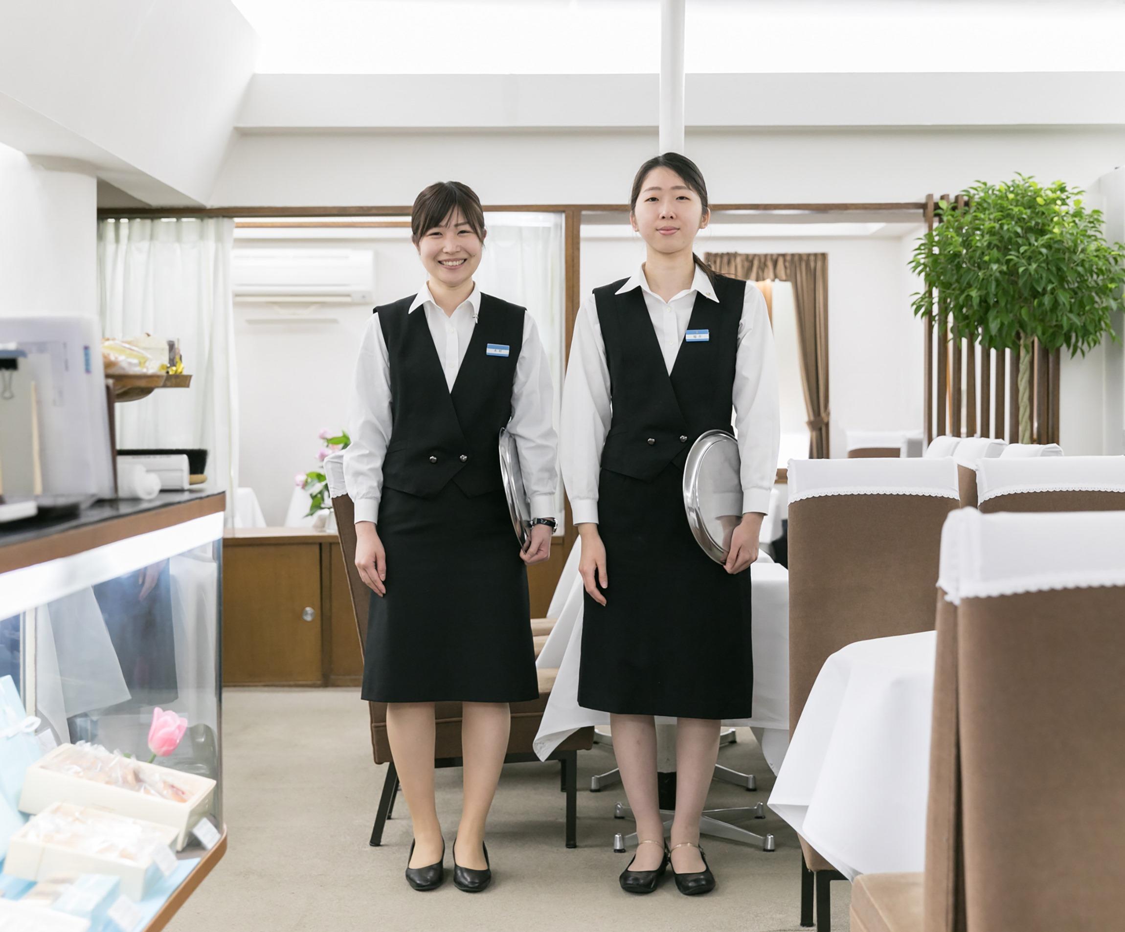 制服の女性ふたり