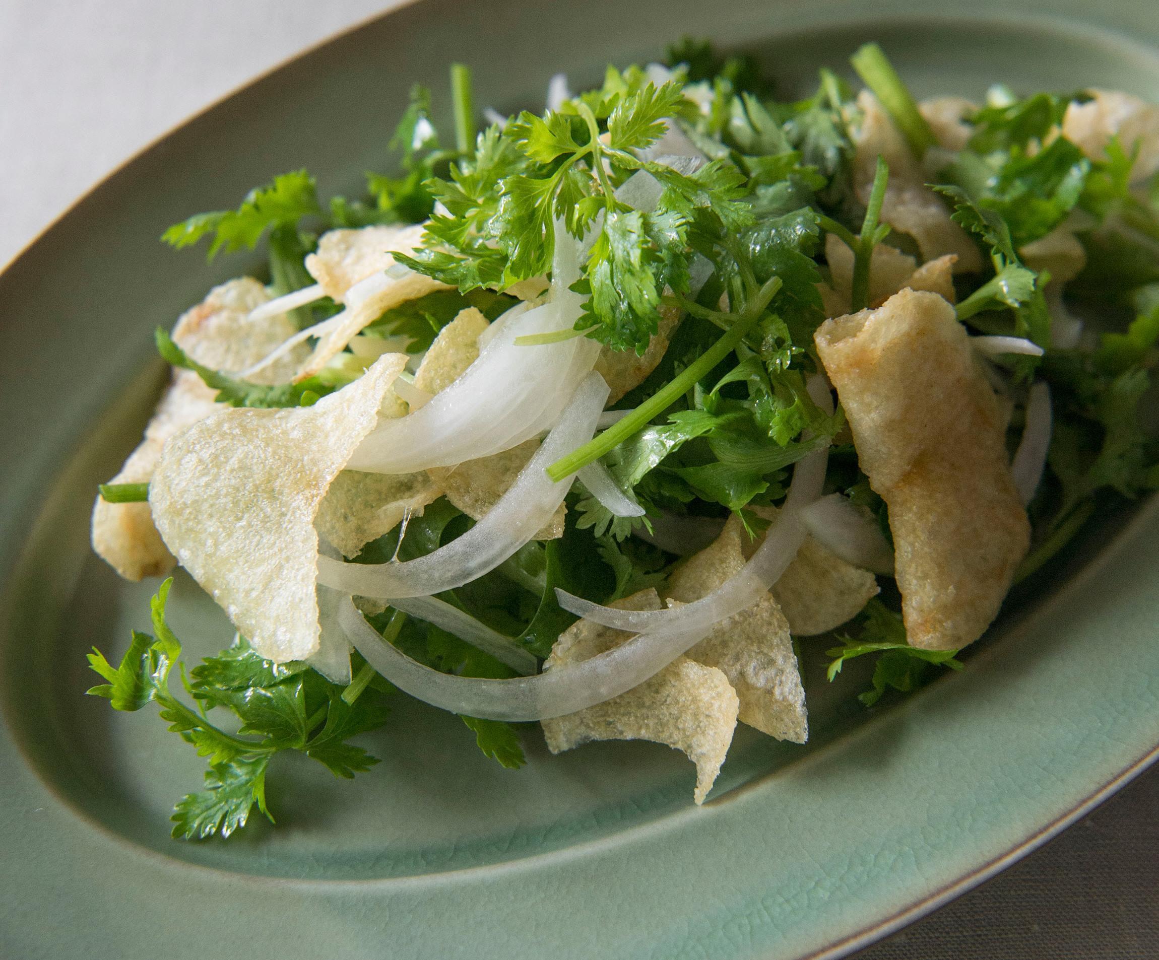 パクチーとポテトチップスのサラダ
