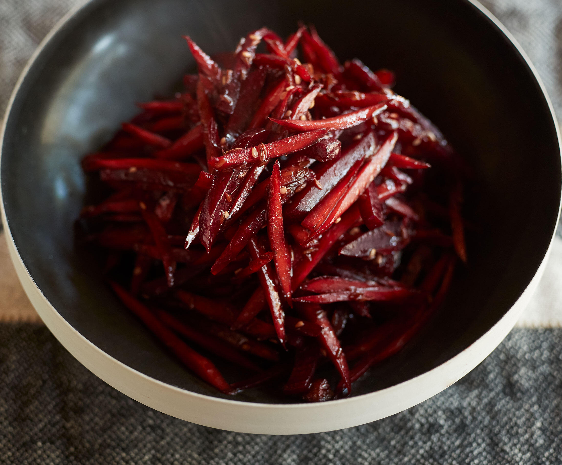 ごぼうとビーツのきんぴら