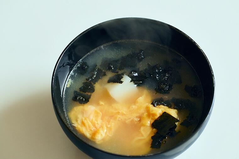 のり・たま・もちの三兄弟。餅の柔らか食感が、ふんわりたまごとつながる「のりたまスープ」／4月15日の『たまごスープ日めくりカレンダー』