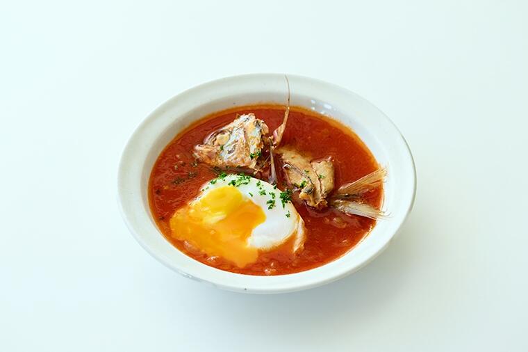 魚のスープに黄身とトマトの酸味！旨すぎて秒でペロリな「アジの骨スープに落としたまご」／4月16日の『たまごスープ日めくりカレンダー』