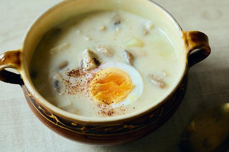 きのこの旨味がぎゅっと凝縮！固ゆでたまごが食感のアクセントを生む「ゆでたまご入りきのこのクリームスープ」／4月19日の『たまごスープ日めくりカレンダー』