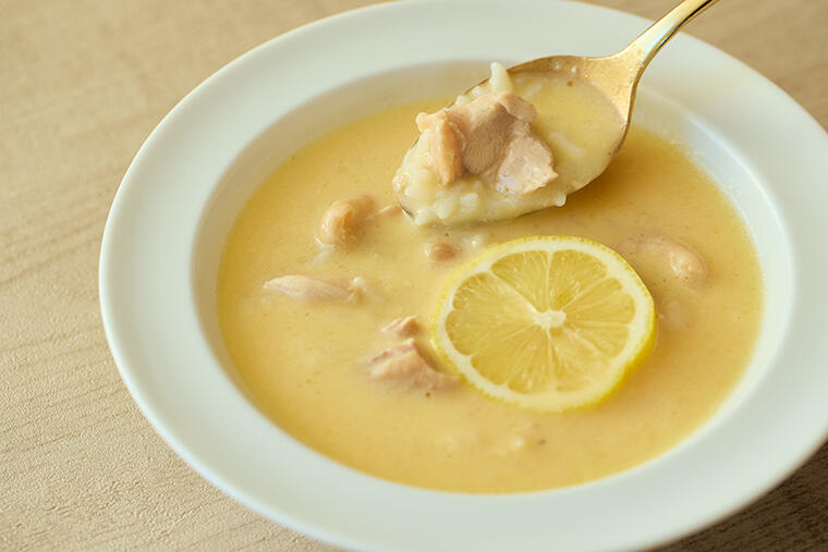 名前からもう美味しい！まろやかなたまごのコクに、爽やかなレモンの余韻。ギリシャ伝統の「エッグレモンスープ」／4月22日の『たまごスープ日めくりカレンダー』