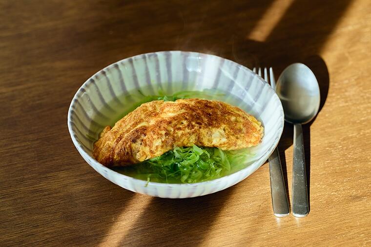 シャキシャキなキャベツに、芳ばしく焼いた挽き⾁⼊りオムレツがドーン！「オムレツとせん切りキャベツのスープ」／4月21日の『たまごスープ日めくりカレンダー』