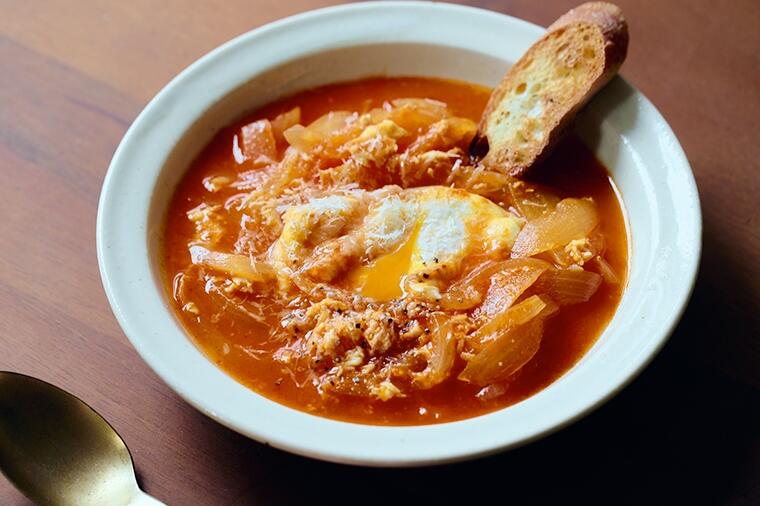 玉ねぎの甘味があふれるトマトスープに、黄身のコクがトロンと溶け込む「玉ねぎと落としたまごのミネストローネ風」／4月25日の『たまごスープ日めくりカレンダー』