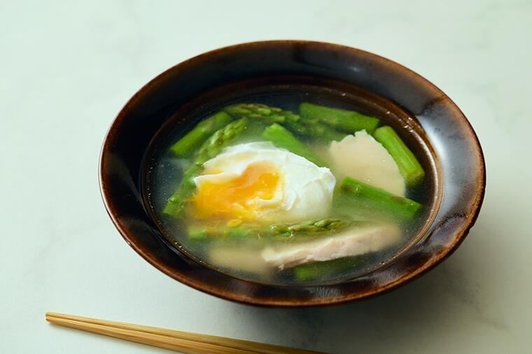 シャキッ、むちっ、とろ〜りという三段階の食感コンボ！噛むほどに春めく「サラダチキンとアスパラのスープにポーチドエッグ」／4月23日の『たまごスープ日めくりカレンダー』