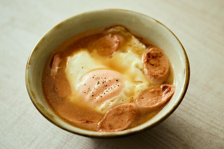 ギョニソで目玉焼き！？満足感が主役級な「魚肉ソーセージエッグの味噌汁」／4月24日の『たまごスープ日めくりカレンダー』