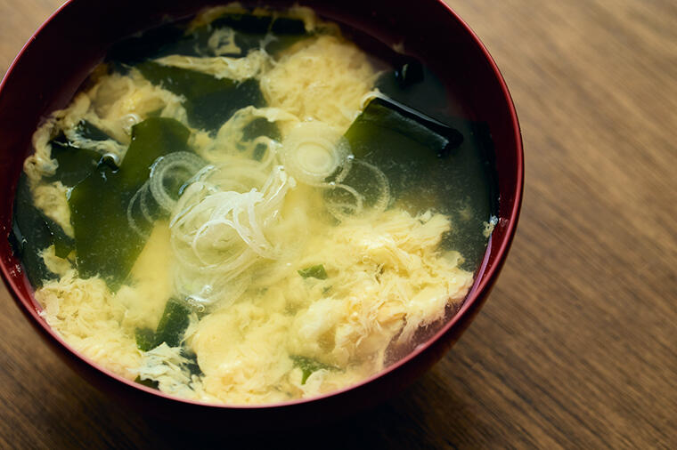 磯香る、たまご踊る！シャキシャキ＆ふわふわな「わかめのかきたまスープ」／4月26日の『たまごスープ日めくりカレンダー』