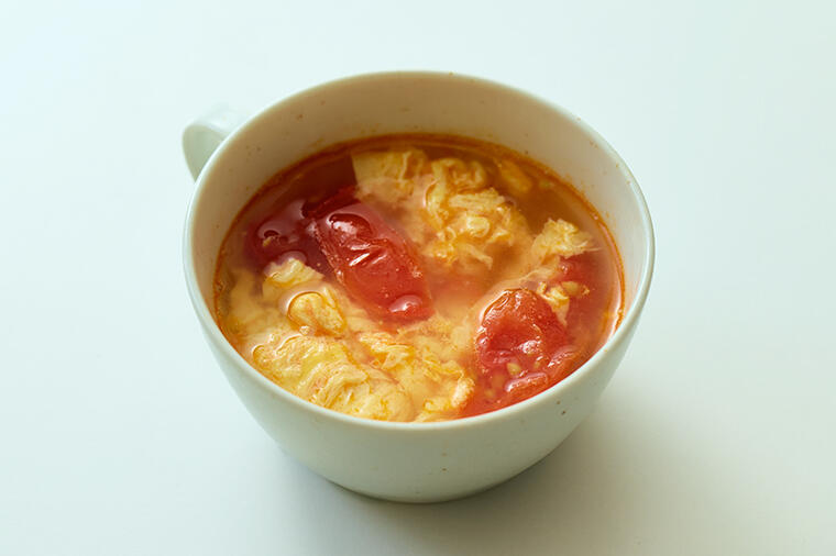 ミニマルの極み！鶏ガラを使わずトマトでだしをとる衝撃の「トマたまスープ」／4月27日の『たまごスープ日めくりカレンダー』