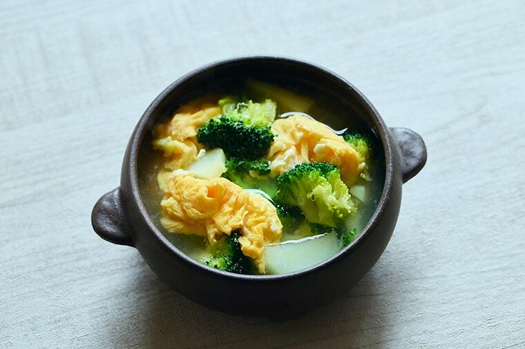 ホクホクッ、ふわふわっ！食感の緩急がクセになる「炒りたまごとブロッコリーとじゃがいものスープ」／4月28日の『たまごスープ日めくりカレンダー』