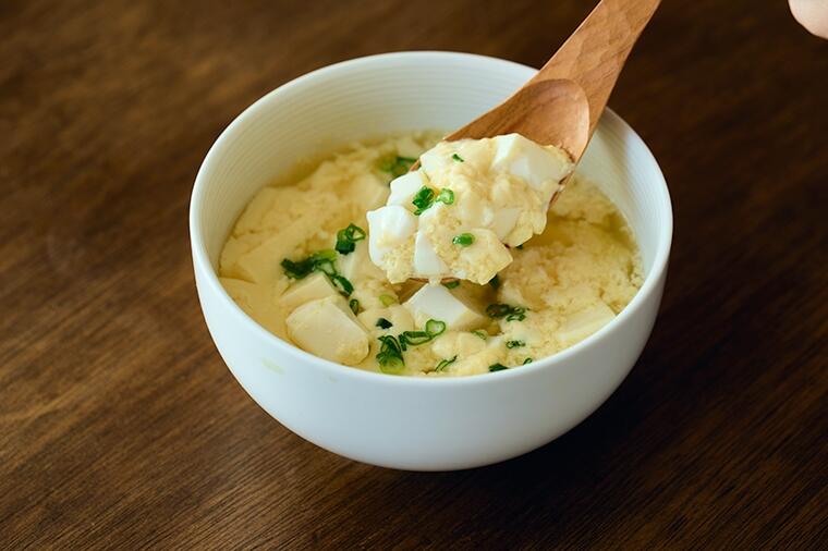 口の中、ふるふるとろん！レンジで5分で完成する「豆腐入り茶碗蒸しのスープ」／4月29日の『たまごスープ日めくりカレンダー』
