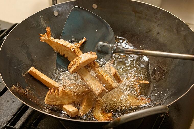 【筍の最高の食べ方】醤油をまぶすのが秘訣！「春筍の素揚げ」は、旬を極める湯島聖堂レシピの真骨頂