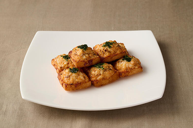【バターにも似た濃厚な味わい】海老の甘さを油で引き立てる「海老のトースト揚げ」（麺包蝦仁）は、