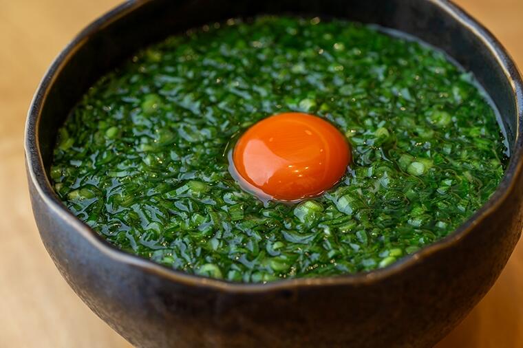 【ひと口食べたら止まらない！】一面に浮かぶにらの香りと牛脂の旨味が押し寄せる、究極の