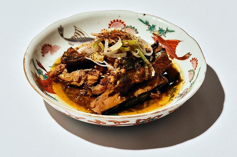 【麻・辣・酸 中華つまみ5番勝負】秋刀魚の蒲焼き缶詰に熱した油をかけるだけ！　ハイボールが進む麻辣アヒージョ