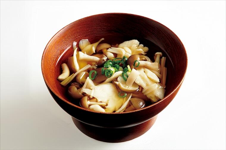 【ロカボレシピ】舞茸、しめじ、えのき...きのこを煮るだけの滋味深い味わい「きのこ汁」(1人分の糖質1.0g)のつくり方