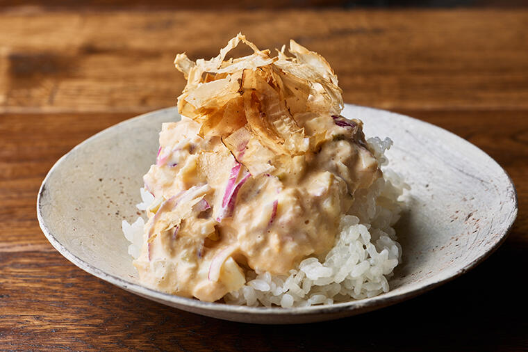 【ごはん×タルタルソースがさらに進化！】赤玉ねぎと鰹節が決め手！　旨味と食感の"進化系ツナマヨ"タルタル