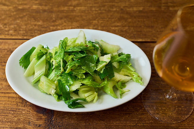 バリバリとしたワイルドな食感がたまらない。ペペロンチーノ風の香り油を纏った「セロリのにんにくオイル」/『オステリア コマチーナ』亀井良真シェフの「家つまみレシピ」