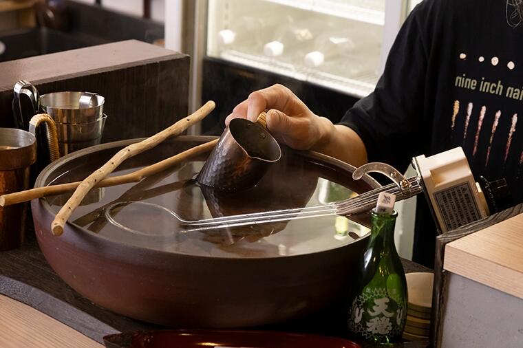 【酒よし肴よしの新名店　大阪・阿波座「賽（さい）」】地元流通の普通酒からレアな熟成酒まで。"安くて旨いお宝酒"を燗で楽しむ