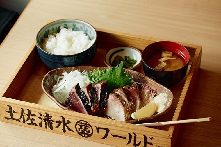 【上野駅1分・旨い魚ランチ】塩タタキからあふれる超濃厚な脂の旨味たるや!/『土佐清水ワールド 上野店』の「鰹とブリの藁焼きMIX定食2,000円」