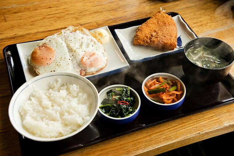 【原宿駅5分・居酒屋の穴場ランチ】完璧な火入れの目玉焼きと、肉厚サクふわなアジフライの最強タッグ！／『大衆食堂BEETLE 原宿』の「ハムエッグ定食＋アジフライ1,170円」
