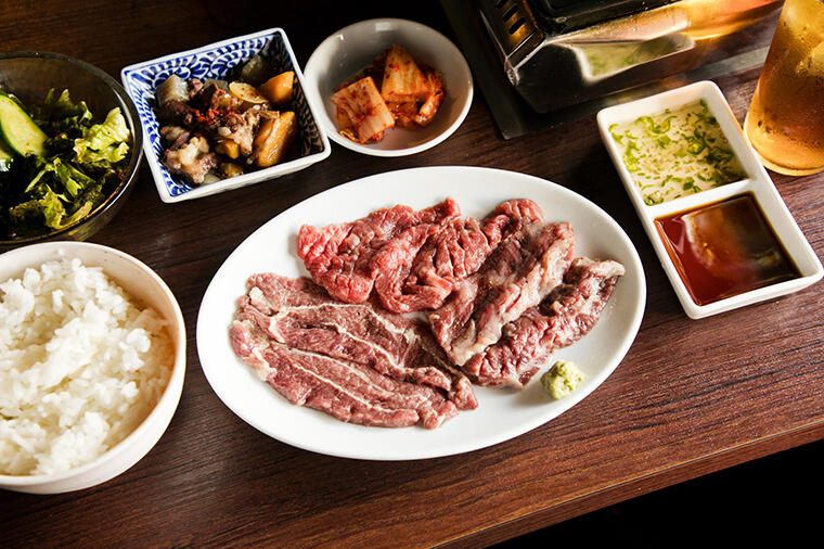 【恵比寿駅4分・至福の焼肉ランチ】鮮度抜群な赤身肉にうんめぇーと唸りっぱなし！／『カウンター焼肉 ふかみ』の「赤身肉盛り合わせコース（松）2,300円」